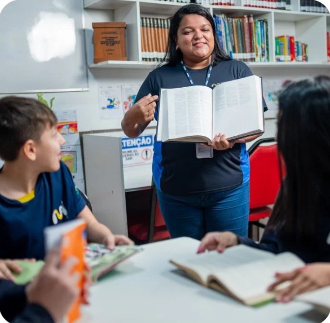 Professora e alunos em uma atividade de leitura na biblioteca