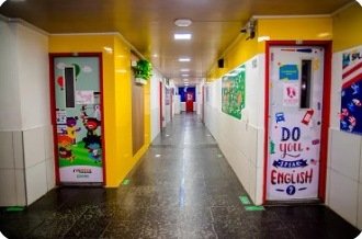 Corredor colorido de acesso à educação infantil