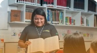 Atividade de leitura com professora
