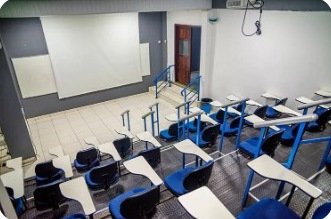 Sala 3D com carteiras e tela de projeção